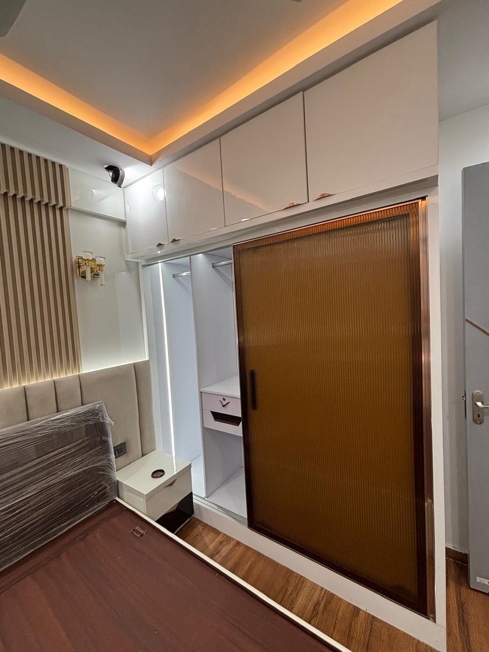 Wardrobe with an amber fluted glass sliding shutter